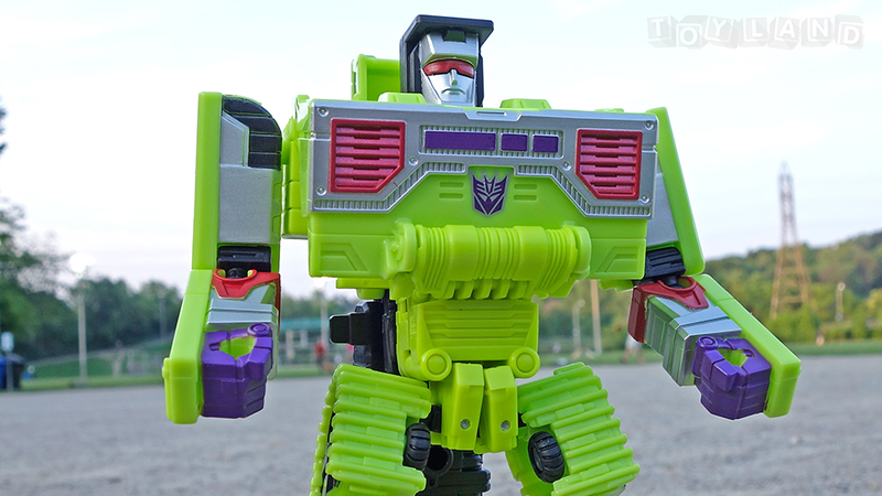 Illustration for article titled The Colossal New Transformers Devastator Is Better than the Original